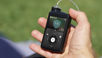 Self-adjusting insulin pump