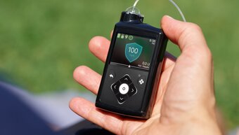 Self-adjusting insulin pump