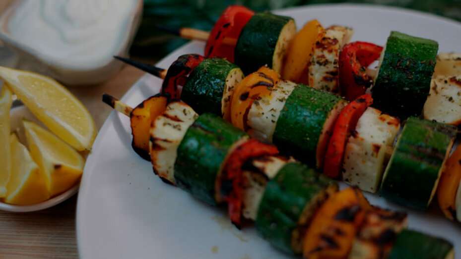 Vegetarische Grillspieße mit Halloumi