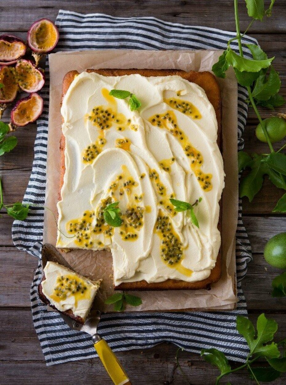VICKIE DE BEER – DELICIOUS COCONUT TRAY CAKE