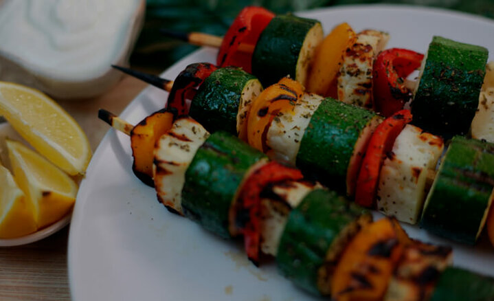 Vegetarische Grillspieße mit Halloumi