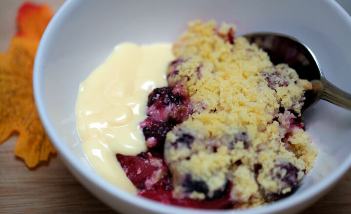 Bester Apfel- und Blaubeercrumble