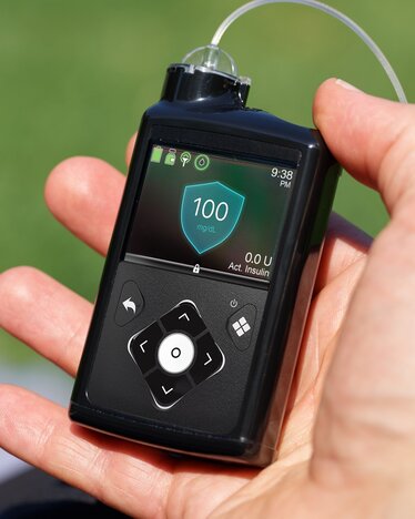 Self-adjusting insulin pump