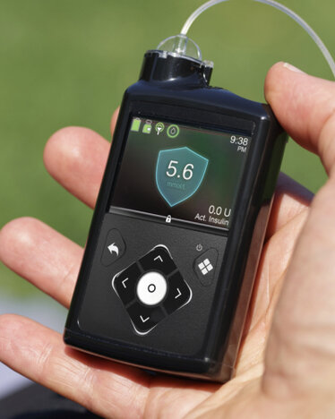 Self-adjusting insulin pump
